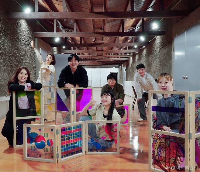 청년 네트워크 구축 및 마을만들기 사업을 목적으로 하는 '예산체크인' 회원들이 활짝 웃고 있다. /사진=예산군청 /사진=예산군청