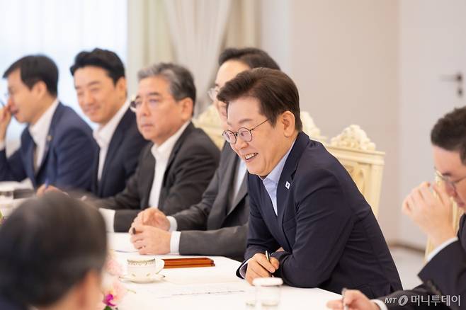 (서울=뉴스1) 허경 기자 = 이재명 대통령이 19일 서울 용산 대통령실 청사에서 열린 미일 순방 동행 경제단체 및 기업인 간담회에서 발언하고 있다. (대통령실 제공. 재판매 및 DB 금지) 2025.8.19/뉴스1  Copyright (C) 뉴스1. All rights reserved. 무단 전재 및 재배포,  AI학습 이용 금지. /사진=(서울=뉴스1) 허경 기자