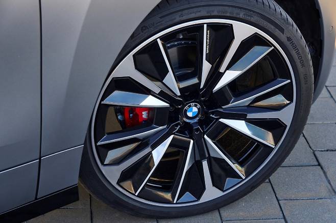 한국타이어가 BMW 플래그십 전기 SUV 'iX'에 전기차 전용 퍼포먼스 타이어 '아이온 에보 SUV'', 사계절용 타이어 '아이온 에보 AS SUV'를 신차용 타이어로 공급한다. /사진=한국타이어