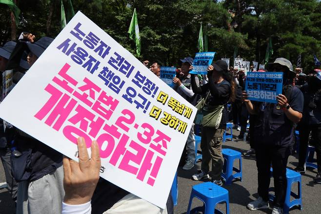 민주노총 조합원들이 지난 7월28일 오후 서울 여의도 국회 앞에서 가진 노조법 2·3조 개정 촉구 긴급 결의대회에서 구호를 외치고 있다. / 사진=뉴스1 신웅수 기자