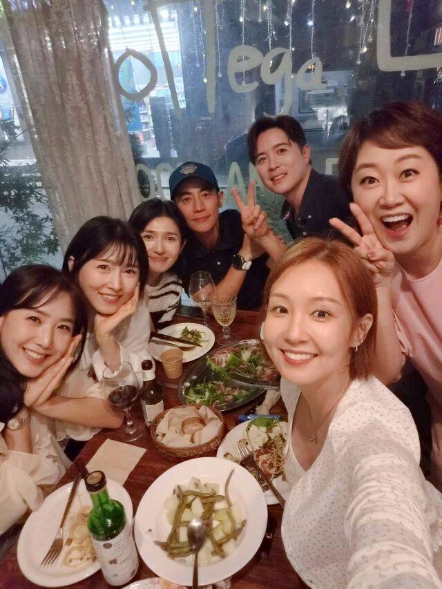 방송인 이지애가 KBS 선배 방송인 이지연의 생일 파티에 참석해 즐거운 시간을 갖고 있다. /이지애 소셜미디어