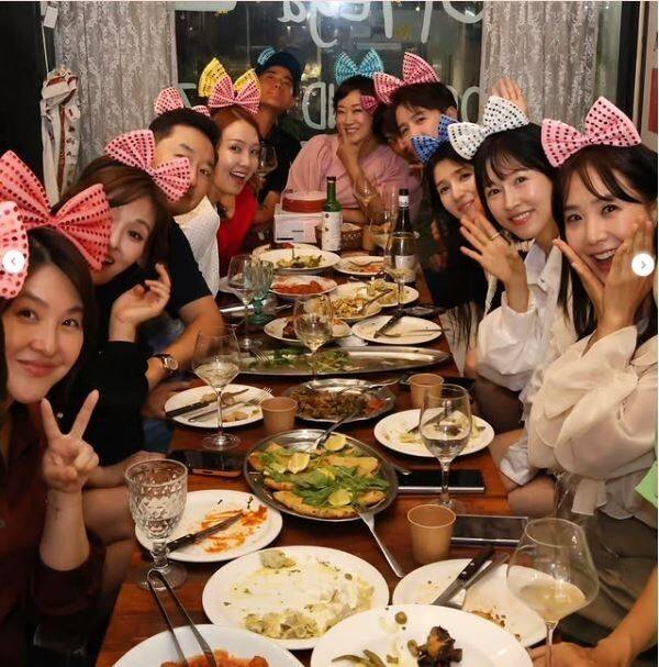 kbs 전현직 아나운서들이 방송인 이지연 의 생일을 축하하며 즐거워 하고 있다. /이지애 소셜미디어