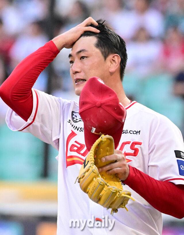 2025년 8월 7일 오후 인천 SSG랜더스필드에서 열린 '2025 신한 SOL뱅크 KBO 리그' 삼성 라이온즈와 SSG랜더스의 경기 SSG 선발투수 김광현이 4회초 2사 1.3루서 강판되고 있다./마이데일리