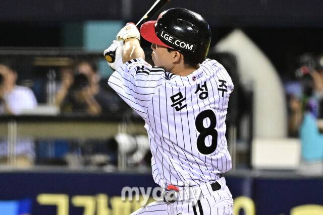19일 서울 잠실야구장에서 열린 '2025 신한 SOL BANK KBO리그' 롯데 자이언츠와 LG 트윈스 경기.LG 문성주가 5회말 1사 2-3루에 2타점 적시타를 치고 있다./잠실=한혁승 기자