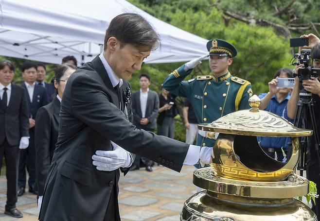 조국 전 의원이 18일 서울 동작구 국립서울현충원 내 김대중 전 대통령 묘역을 찾아 참배를 하고 있다. 2025.8.18 [공동취재]
