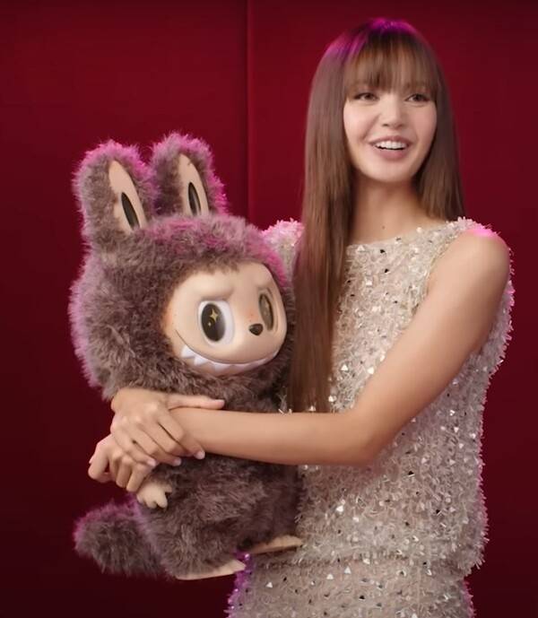 라부부 인형 안고 있는 리사. [보그 타이완 유튜브 갈무리]