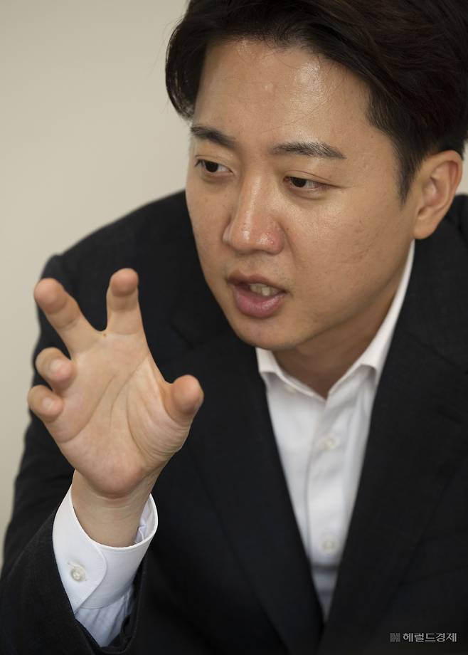 이준석 개혁신당 대선 후보가 지난 5월 21일 오후 경기도 성남시의 한 카페에서 헤럴드경제와 인터뷰하고 있다. 이 후보는 이재명 흔들기를 통한 존재감 키우기에 나서고 있다. 1차 TV토론에서 이재명 더불어민주당 대선 후보를 상대로 집요한 공세를 펼쳤던 전략이 유효했다는 판단에서다. [성남=박해묵 기자/mook@]