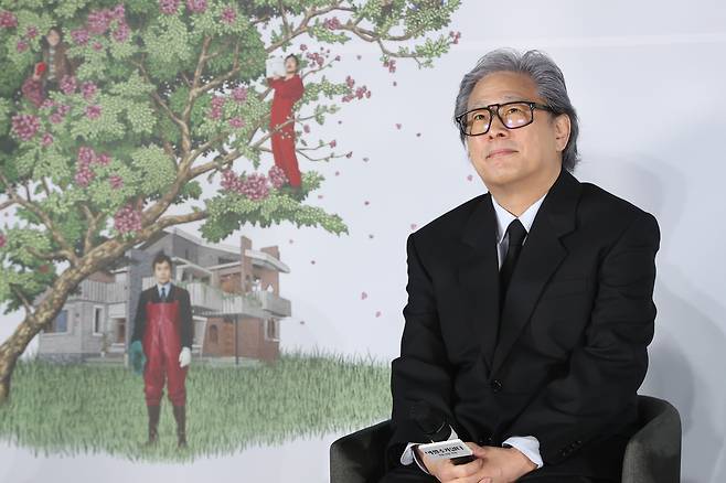 박찬욱 감독이 19일 서울 용산구 CGV 용산아이파크몰에서 열린 영화 ‘어쩔수가없다’ 제작보고회에서 질문을 듣고 있다. [연합]