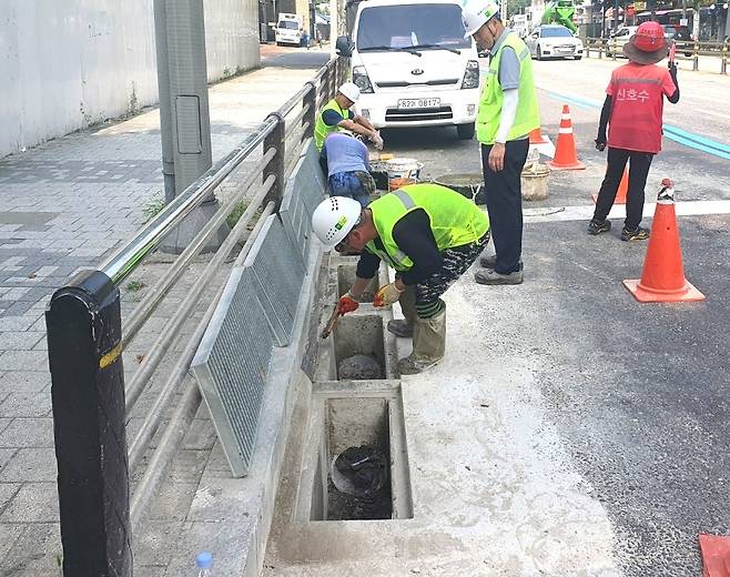 하수도를 청소하고 있다.[헤럴드DB]