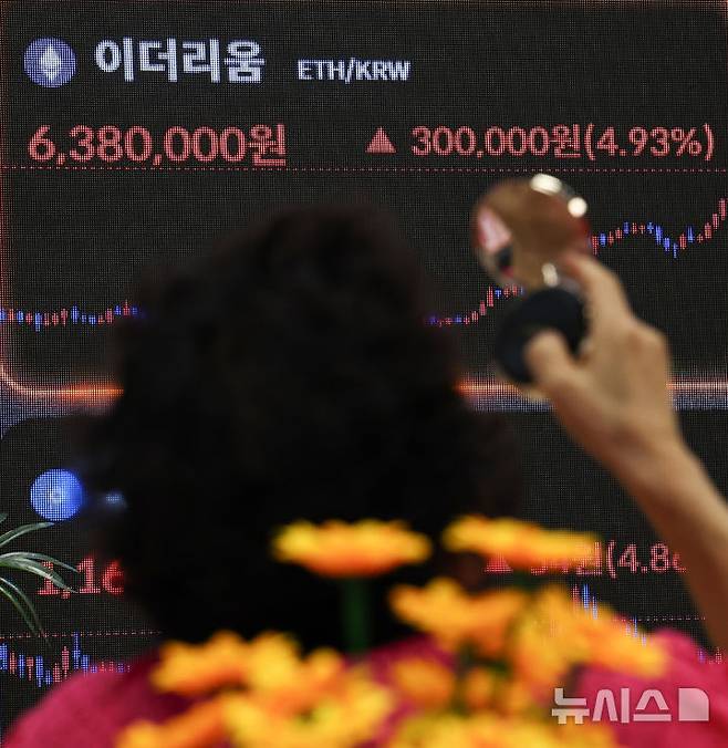 [서울=뉴시스] 최진석 기자 = 미국 7월 소비자물가지수(CPI) 상승률이 예상에 부합하며 가상자산 시가총액 2위 이더리움이 급등하며 630만원대를 뚫은 13일 서울 강남구 빗썸라운지 전광판에 이더리움 시세가 보이고 있다. 이더리움 독주가 계속되고 있다. 이더리움 신고가는 지난 2021년 11월 기록한 4891달러다. 2025.08.13. myjs@newsis.com