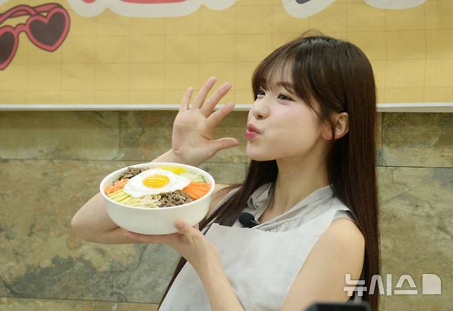 [전주=뉴시스] 김얼 기자 = 이다혜(가운데) 대만 웨이취안 드래곤스 치어리더가 18일 전북 전주시 한국전통문화전당을 찾아 전주비빔밥 만들기 체험을 앞두고 팬들과 대화를 나누고 있다. 치어리더 이다혜는 오늘 전주한옥마을을 방문하고 완주 대승한지마을에서 전북특별자치도 관광홍보대사로 위촉된다. 2025.08.18. pmkeul@newsis.com