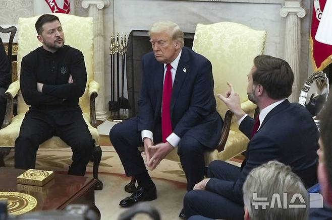 [워싱턴=AP/뉴시스] 도널드 트럼프(가운데) 미국 대통령과 볼로디미르 젤렌스키 우크라이나 대통령이 지난 2월 28일(현지 시간) 백악관 집무실에서 회담 하며 J.D. 밴스 부통령의 얘기를 듣고 있다. 이날 정상회담은 설전 끝에 파행으로 조기 종료됐다. 2025.08.19.