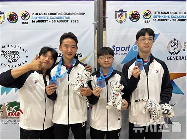 [서울=뉴시스]단체전 동메달을 딴 공기권총 남자 유소년팀. (사진=대한사격연맹 제공)