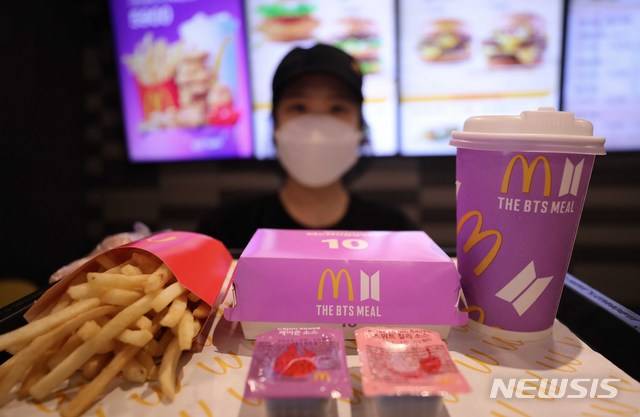[고양=뉴시스]고범준 기자 = 맥도날드 고양삼송DT점에서 더 BTS 세트가 판매되고 있다. 2021.06.23. bjko@newsis.com