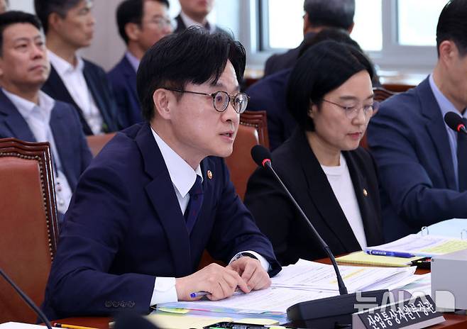 [서울=뉴시스] 김금보 기자 = 김정관 산업통상자원부 장관이 19일 오후 서울 여의도 국회에서 열린 산업통상자원중소벤처기업위원회 전체회의에서 의원 질의에 답하고 있다. 2025.08.19. kgb@newsis.com