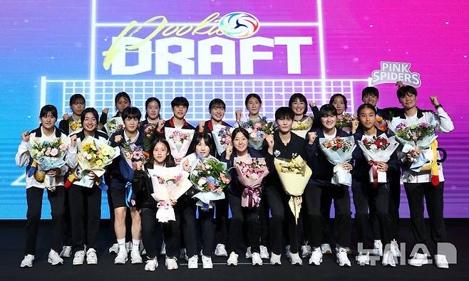 [서울=뉴시스] 김선웅 기자 = 3일 서울 강서구 메이필드호텔에서 열린 2024-2025 한국배구연맹(KOVO) 여자 신인선수 드래프트에서 구단 지명을 받은 신인 선수들이 기념사진을 촬영하고 있다. 2024.09.03. mangusta@newsis.com