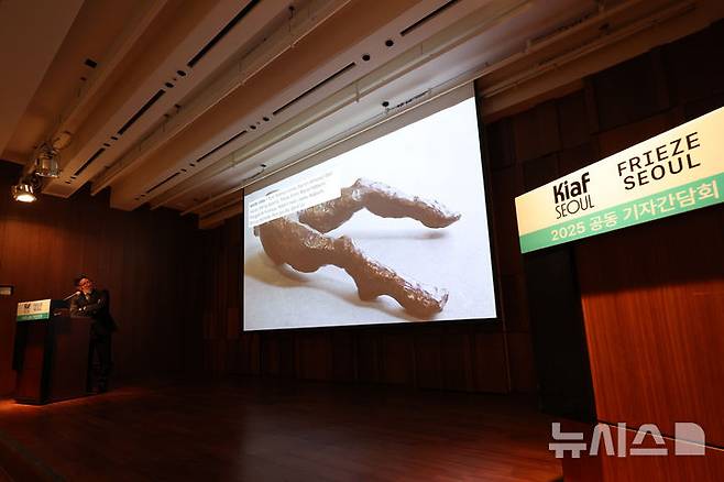 [서울=뉴시스] 박진희 기자 = 패트릭 리(Patrick Lee) FRIEZE SEOUL(프리즈 서울) 디렉터가 19일 서울 중구 신라호텔에서 국내 최대 규모 아트페어 'Kiaf SEOUL·FRIEZE SEOUL 2025 공동 기자간담회'을 하고 있다. 2025.08.19. pak7130@newsis.com