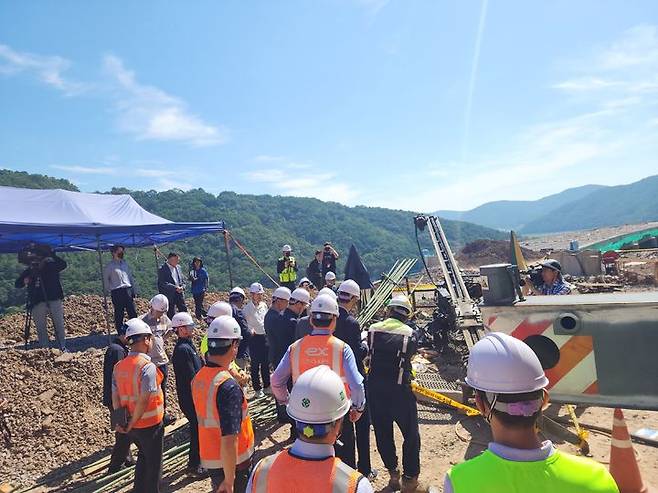 [의령=뉴시스]포스코이앤씨 사고현장 찾은 민주당 산재예방TF..2025.07.31.sky@newsis.com *재판매 및 DB 금지