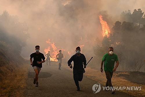 스페인 북서부 오우렌세에서 산불을 피해 달아나는 주민들 [AFP 연합뉴스 자료사진 재판매 및 DB 금지]