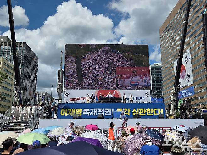 16일 서울 종로구 광화문 일대에서 대한민국바로세우기국민운동본부(대국본)와 사랑제일교회 목사 전광훈씨 측의 주최로 '광화문 국민대회'가 열렸다. 민소운 기자