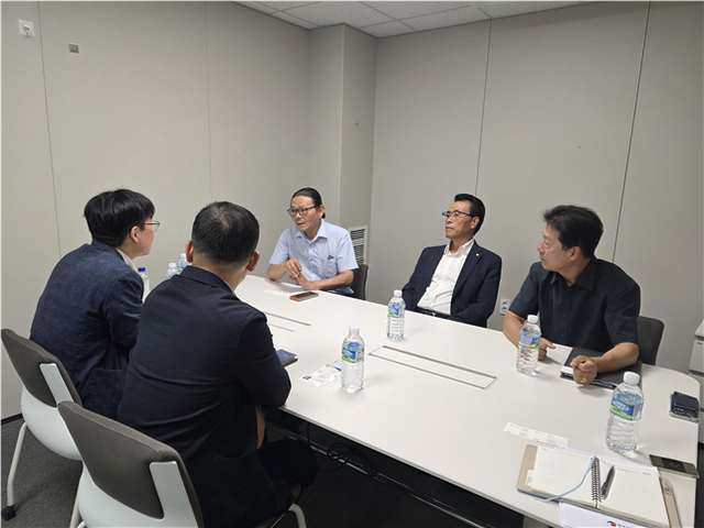 문정진 한국토종닭협회장(왼쪽 세번째부터), 오세진 축산관련단체협의회장, 이창호 한국오리협회장이 가금업계 관계자들이 5일 이마트 본사에서 이마트 관계자들과 면담하고 있다. 한국오리협회