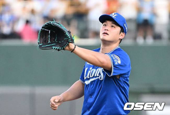 [OSEN=부산, 이석우 기자] 16일 부산 사직야구장에서 2025 신한 SOL 뱅크 KBO 리그 롯데 자이언츠와 삼성 라이온즈의 경기가 열렸다. 홈팀 롯데는 박세웅이, 방문팀 삼성은 최원태가 선발 출전했다.삼성 라이온즈 선발 투수 최원태가 볼을 받고 있다. 2025.08.16 / foto0307@osen.co.kr