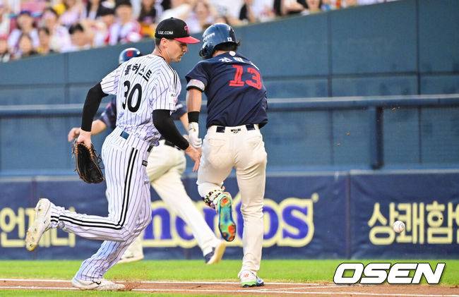 [OSEN=잠실, 박준형 기자] 19일 오후 서울 잠실구장에서 ‘2025 신한 SOL BANK KBO리그’ LG 트윈스와 롯데 자이언츠의 경기가 진행됐다.이날 LG는 톨허스트를, 롯데는 벨라스케즈를 선발투수로 내세웠다.2회초 2사 1,2루 롯데 전민재의 내야땅볼때 LG 툴허스트가 포구 실책하며 공을 놓치고 있다.  2025.08.19 / soul1014@osen.co.kr