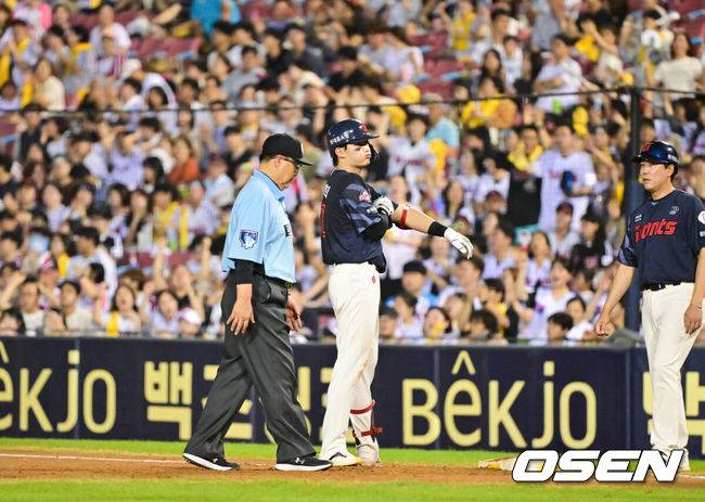 [OSEN=잠실, 박준형 기자] 19일 오후 서울 잠실구장에서 ‘2025 신한 SOL BANK KBO리그’ LG 트윈스와 롯데 자이언츠의 경기가 진행됐다.이날 LG는 톨허스트를, 롯데는 벨라스케즈를 선발투수로 내세웠다.7회초 2사 1,3루 롯데 윤동희가 내야땅볼 날린뒤 아쉬워하고 있다.  2025.08.19 / soul1014@osen.co.kr