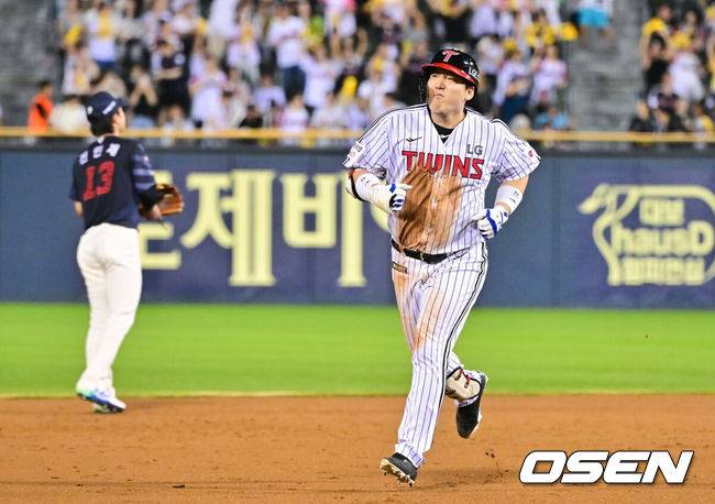 [OSEN=잠실, 박준형 기자] 19일 오후 서울 잠실구장에서 ‘2025 신한 SOL BANK KBO리그’ LG 트윈스와 롯데 자이언츠의 경기가 진행됐다.이날 LG는 톨허스트를, 롯데는 벨라스케즈를 선발투수로 내세웠다.8회말 1사 1루 LG 김현수가 2점 홈런을 날리고 베이스를 돌고 있다.  2025.08.19 / soul1014@osen.co.kr