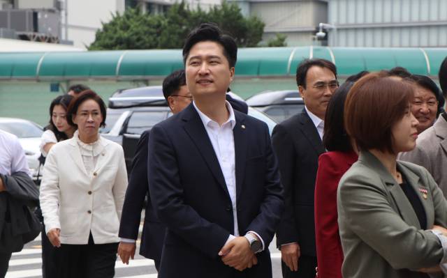 ▲국민의힘 우재준 의원이 지난 18일 서울 광화문 '김건희 특검팀' 사무실 앞 현장 의원총회에 참석해 있다.ⓒ우재준 의원실