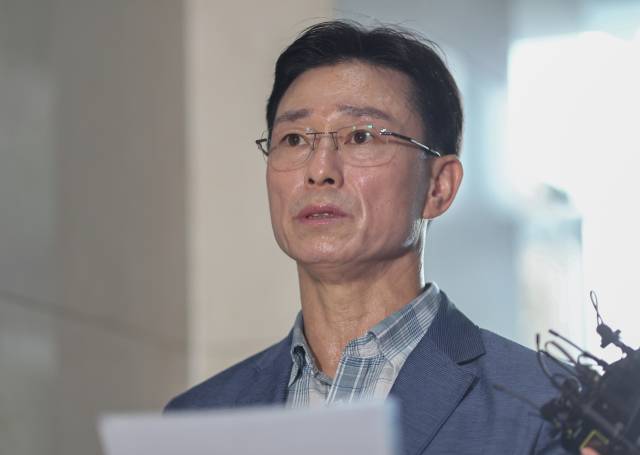 ▲ 임성근 전 해병대 1사단장이 19일 포렌식 참관을 위해 서울 서초구 이명현 순직해병특별검사팀 사무실로 출석하며 입장문을 읽고 있다. ⓒ연합뉴스