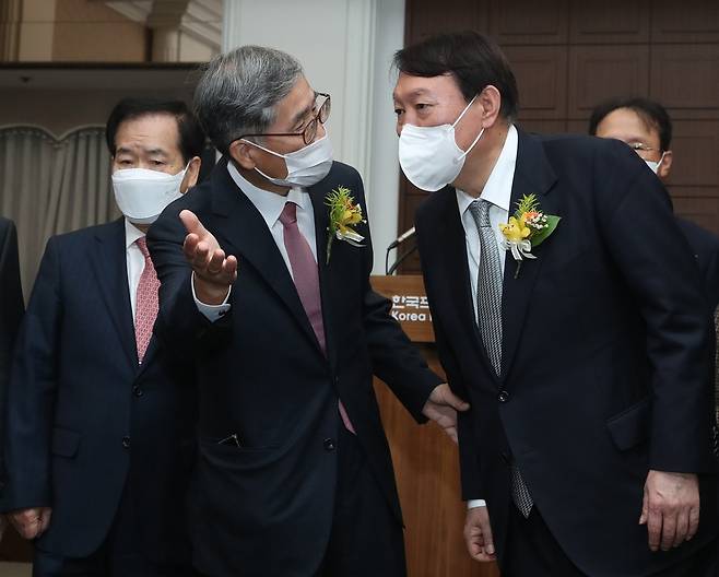 2021년 11월 9일 당시 국민의힘 대선 후보였던&nbsp;윤석열 전 대통령(오른쪽)이 서울 중구 프레스센터에서 열린 신평 변호사 출판기념회에서 신 변호사와 대화하고 있다. 국회사진기자단