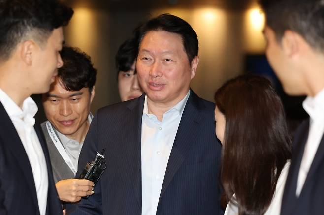 최태원(가운데) SK그룹 회장이 18일 서울 워커힐 호텔에서 열린 ‘이천포럼 2025’ 행사에참석하고 있다. 뉴시스