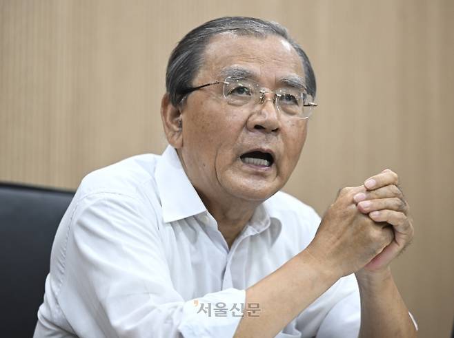 김대환 전 노동부 장관은 서울신문과의 인터뷰에서 “노란봉투법은 사용자의 권리를 제한하는 반면, 노조엔 활동 범위를 대폭 확대하고 책임은 면제해 주는 게 가장 큰 문제”라며 “부작용을 줄이기 위해 사회적 공론화와 공개 토론이 필요하다”고 말했다. 이지훈 기자