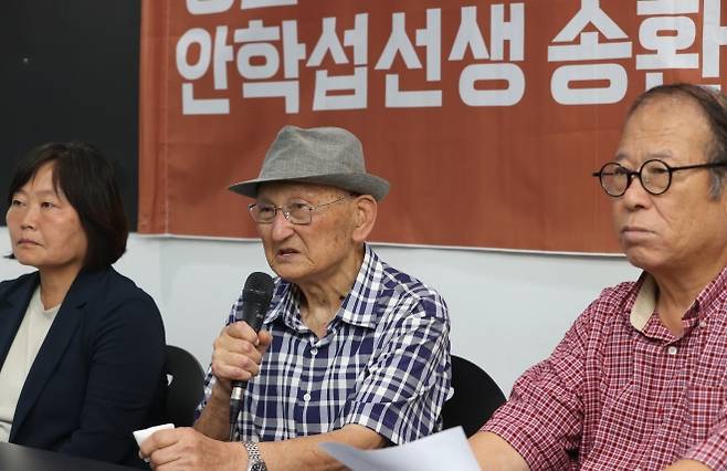 비전향장기수 안학섭씨가 지난 13일 서울 종로구 모처에서 열린 ‘전쟁포로 안학섭 판문점 송환 일정 중대 발표 기자회견’에서 발언하고 있다. 왼쪽부터 한명희 안학섭선생송환추진단 공동단장, 안씨, 이적 안학섭선생송환추진단 공동단장. 2025.8.13. 연합뉴스