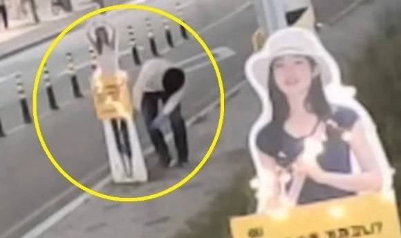 전북 전주시 한 사거리에 설치된 이윤희씨 등신대를 훼손하는 40대 남성의 모습. 유튜브 채널 ‘이윤희 실종사건 공식채널’ 캡처