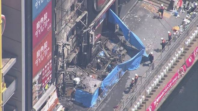 18일 오전 9시 50분쯤 오사카 번화가 도톤보리에 있는 건물에서 화재가 발생했다. 사진은 9일 경찰과 소방이 합동으로 현장 검증을 실시하는 모습. NHK 보도화면 캡처