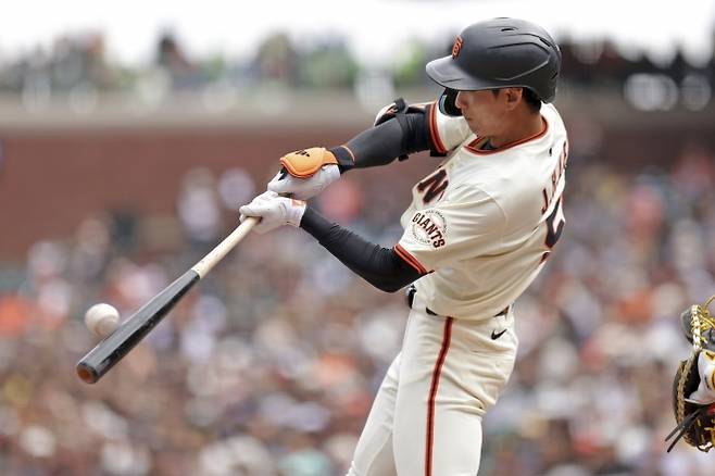 샌프란시스코 자이언츠 이정후가 14일(한국시간) 샌프란시스코 오라클파크에서 열린 2025 미국 메이저리그(MLB) 정규시즌 샌디에이고 파드리스와의 홈 경기에서 타격하고 있다. AP 연합뉴스