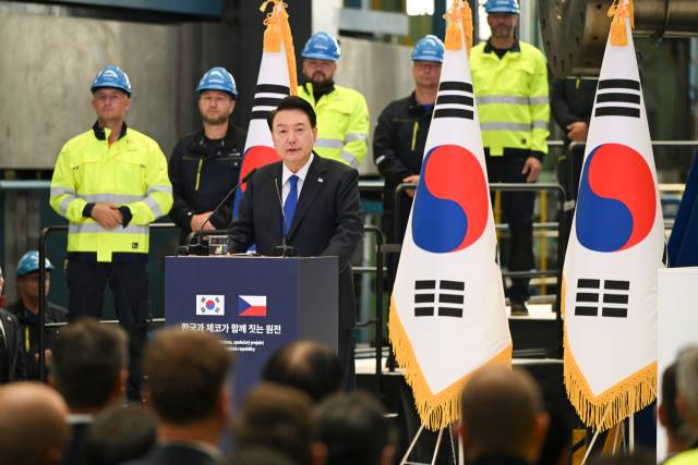 윤석열 전 대통령이 2024년 9월 20일(현지 시간) 체코 플젠 산업단지 내 두산스코다파워 공장에서 열린 원전 전 주기 협력 협약식과 터빈 블레이드 서명식을 마친 뒤 축사를 하고 있다. 사진=공동취재단