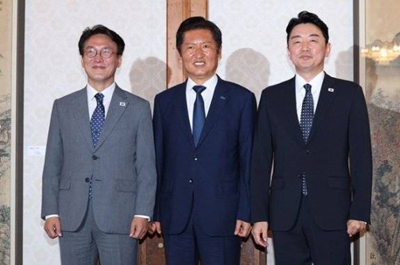 김민석 국무총리, 정청래 더불어민주당 대표, 강훈식 대통령실 비서실장(왼쪽부터)이 8월 10일 서울 종로구 총리공관에서 열린 고위당정협의회에서 기념 촬영을 하고 있다. 동아DB