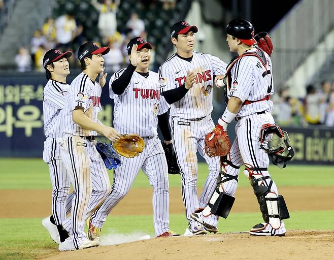 후반기 25경기에서 20승5패의 성적을 거둔 LG의 기세가 꺾일 줄 모른다.  LG는 후반기 팀 평균자책점과 타율 부문에서 모두 1위를 기록했다. 투타 조화를 앞세워 정규시즌 우승의 이정표인 70승 선점에 도전한다. 홈경기를 승리로 마친 뒤 하이파이브를 하고 있는 LG 선수들. 잠실  | 뉴시스