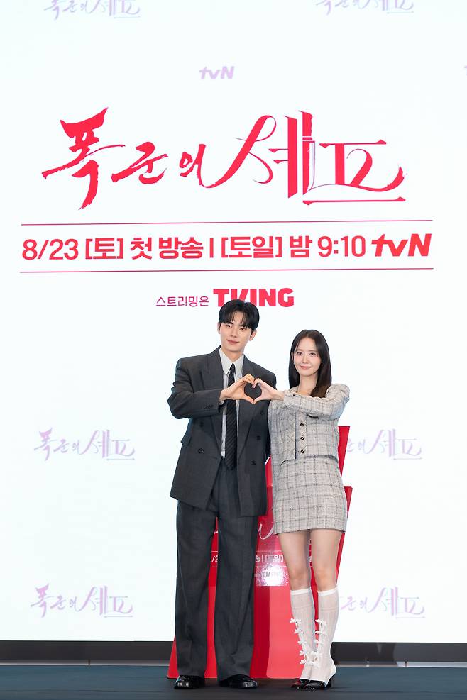 배우 이채민과 임윤아가 19일 오후 서울 신도림 디큐브시티 더 세인트 웨딩홀에서 열린 tvN 새 주말극 ‘폭군의 셰프’ 제작발표회에 참석해 포즈를 취하고 있다. 사진 tvN