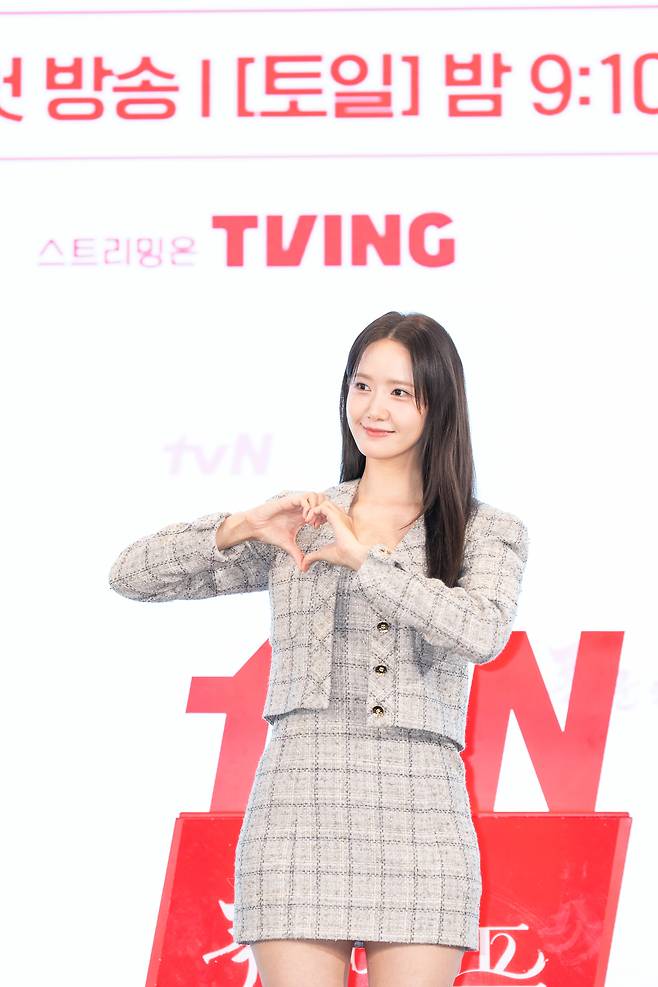 배우 이채민이 19일 오후 서울 신도림 디큐브시티 더 세인트 웨딩홀에서 열린 tvN 새 주말극 ‘폭군의 셰프’ 제작발표회에 참석해 포즈를 취하고 있다. 사진 tvN