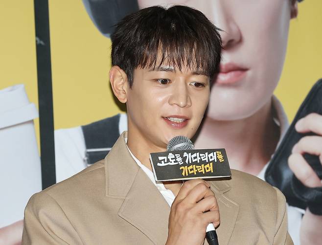 배우 최민호가 19일 서울 종로구 예스24스테이지에서 열린 연극 ‘고도를 기다리며를 기다리며’ 기자 간담회에서 인사말을 하고 있다. 연합뉴스