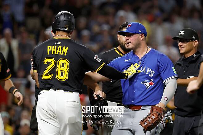 ▲ 피츠버그 파이어리츠 외야수 토미 팸이 볼넷으로 출루하면서 방망이를 집어던졌다. 곧바로 벤치클리어링이 벌어졌다.