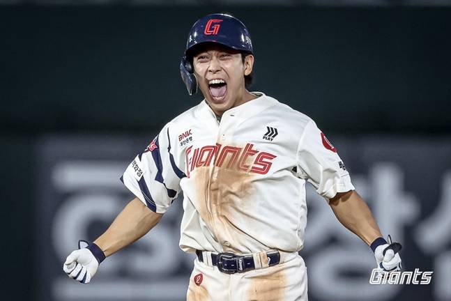 롯데 황성빈이 17일 사직 삼성전에서 9회말 동점 솔로홈런을 터트린 후 환호하고 있다. /사진=롯데 자이언츠 제공