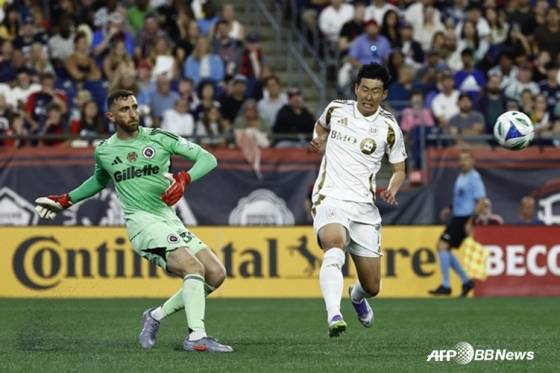 17일 오전 8시30분(한국시간) 미국 매사추세츠주 폭스버러의 질레트 스타디움에서 열린 LAFC와 뉴잉글랜드의 2025 MLS 정규리그에서 손흥민(오른쪽)이 전방 압박하고 있다. /AFPBBNews=뉴스1