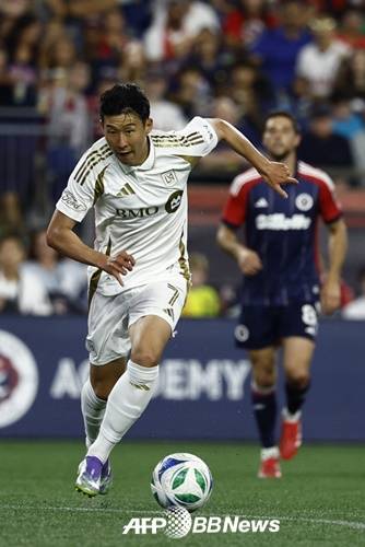 17일 오전 8시30분(한국시간) 미국 매사추세츠주 폭스버러의 질레트 스타디움에서 열린 LAFC와 뉴잉글랜드의 2025 MLS 정규리그에서 돌파하는 손흥민. /AFPBBNews=뉴스1