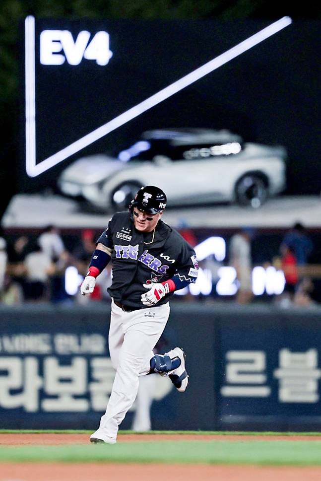 19일 키움 히어로즈와 홈 경기에서 홈런을 쏘아올린 최형우. /사진=KIA 타이거즈