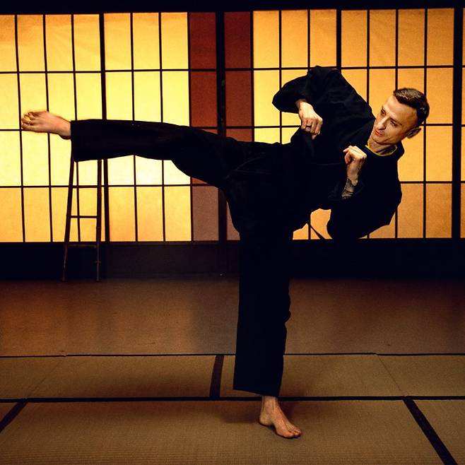 일본 매체 '사커 크리티크 웹'이 19일 맨체스터 유나이티드의 세 번째 유니폼 발표 영상에 일본풍이 가미돼 눈길을 끈다고 보도했다.&nbsp;  맨유는 지난 12일 구단 채널을 통해 디미타르 베르바토프와 현재 맨유 선수단이 참여한 써드킷 홍보 영상을 공개했다. 이 영상에서 맨유의 검은색 써드킷이 공식 발표됐다.&nbsp;맨유